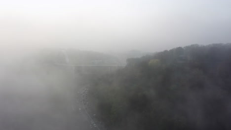 autopista y puente con niebla vista aérea