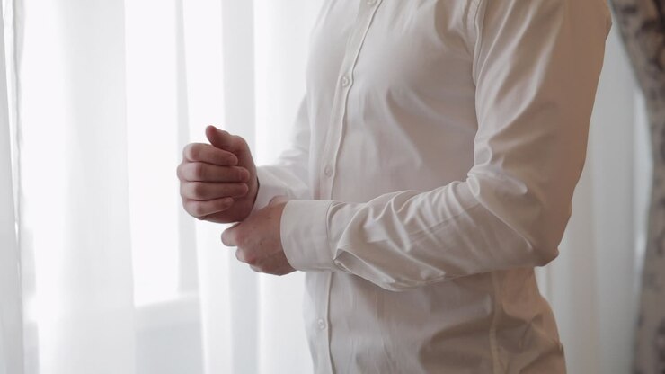 Sposo si sta preparando per il suo matrimonio
