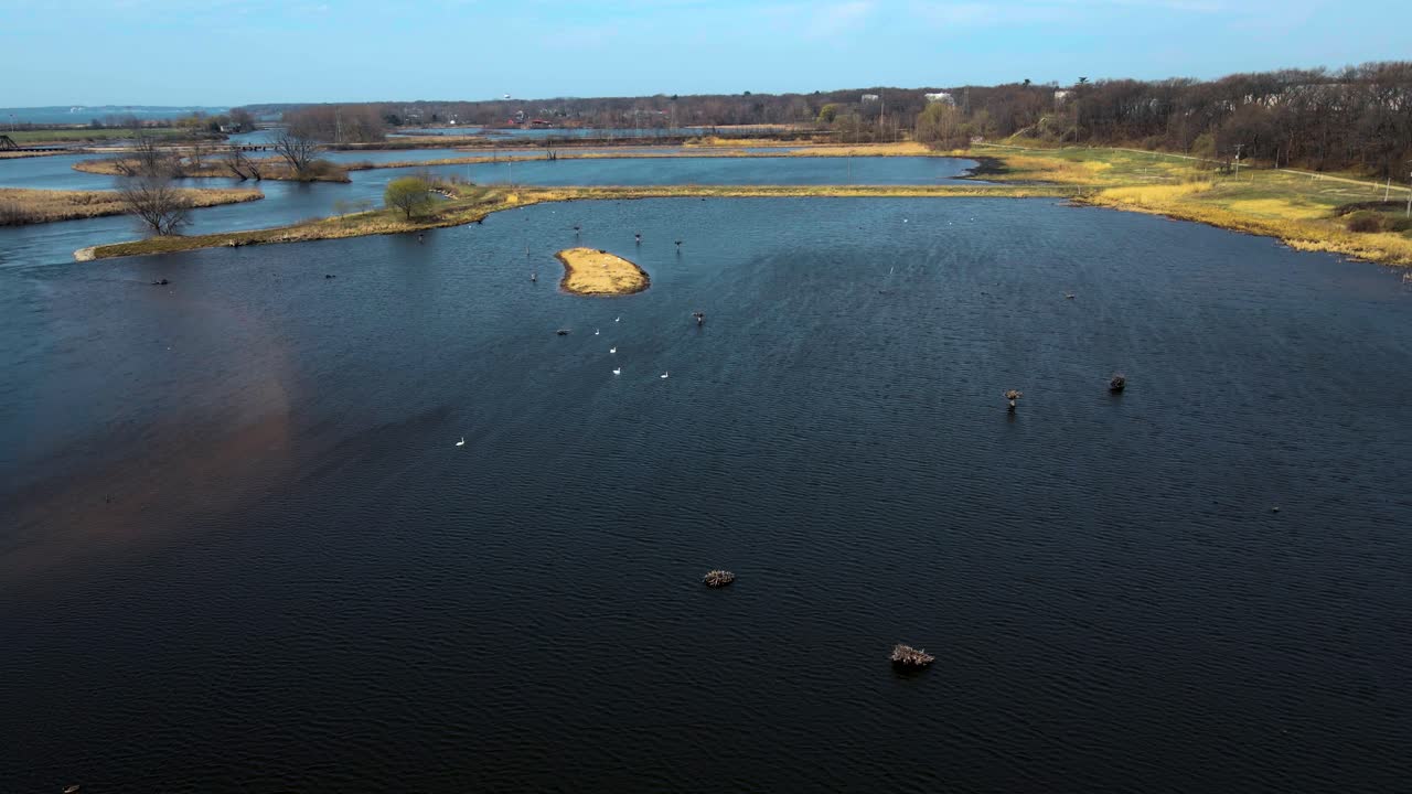 Westwärts gerichteter Drohnenflug über die Mündung des Muskegon River.