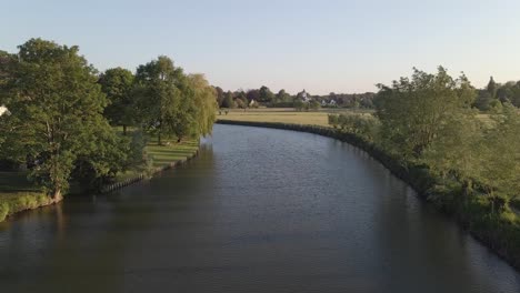 Río-Con-árboles-Y-Campos-Y-Un-Recodo-Del-Río-En-Bélgica