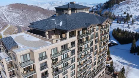 Un-Complejo-De-Lujo-Con-Piscina-Y-Sala-De-Estar-En-Deer-Valley-Park-City,-Utah-1