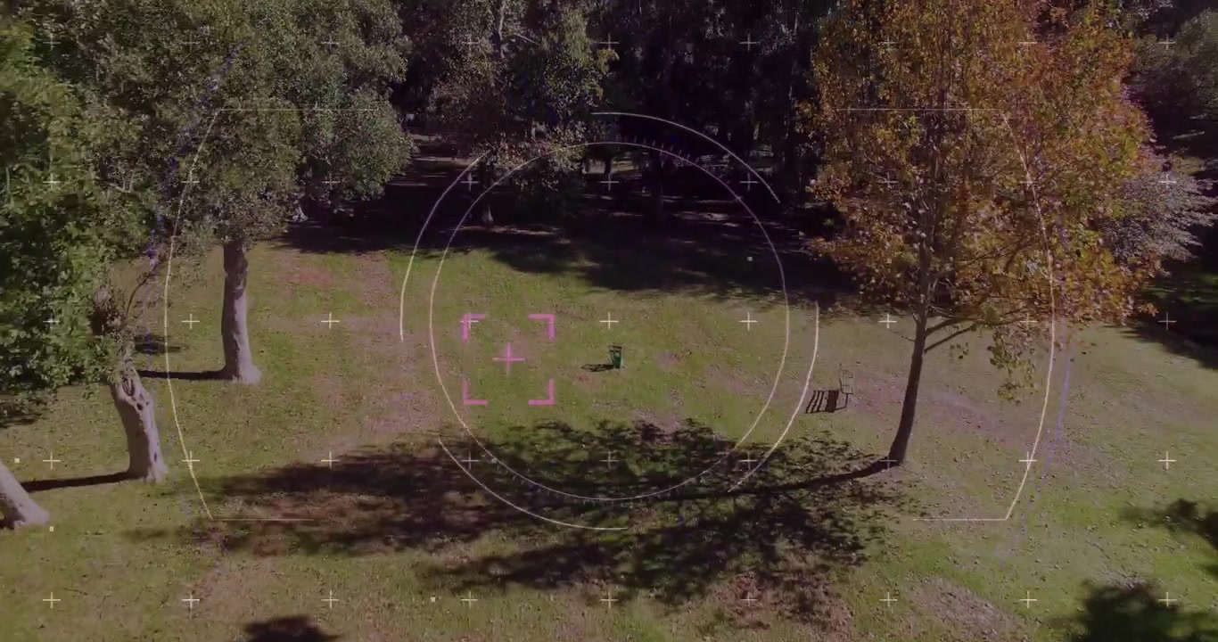 Animazione di cerchio di puntamento su vista aerea di area erbosa con alberi.
