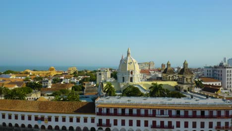 Drone-Orbita-Alrededor-De-La-Iglesia-Amarilla-Con-La-Ciudad-Vieja-En-Segundo-Plano