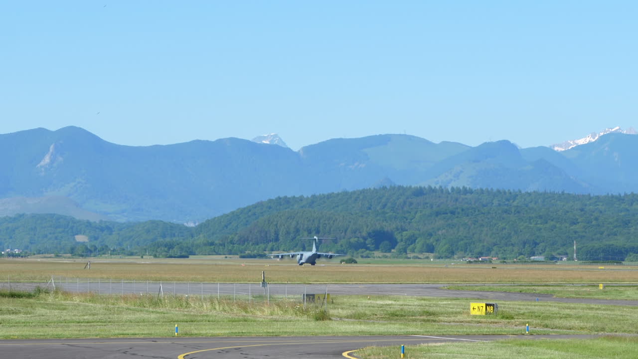 군사 터보프롭 수송 비행기 이륙, 산 배경