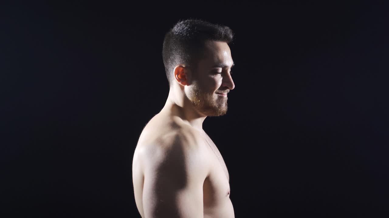 deportista mirando con arrogancia y confianza a la cámara. para practicar.