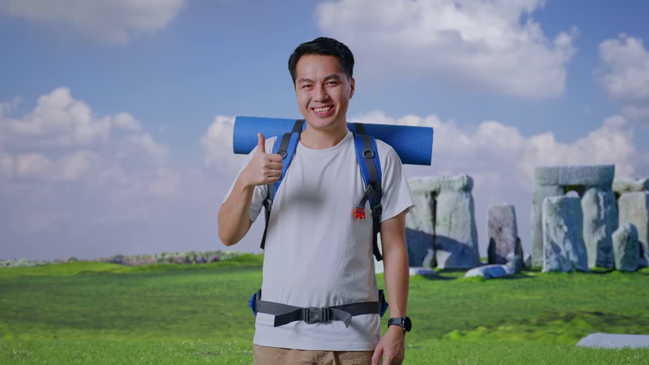 배 을 들고 행복 한 여행자