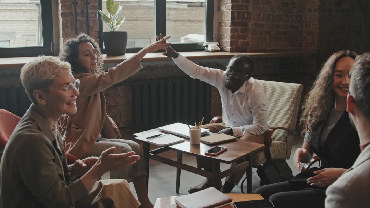 젊은 사업가들이 프로젝트의 성공을 축하하고 있습니다.