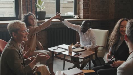 jonge ondernemers vieren het succes van het project