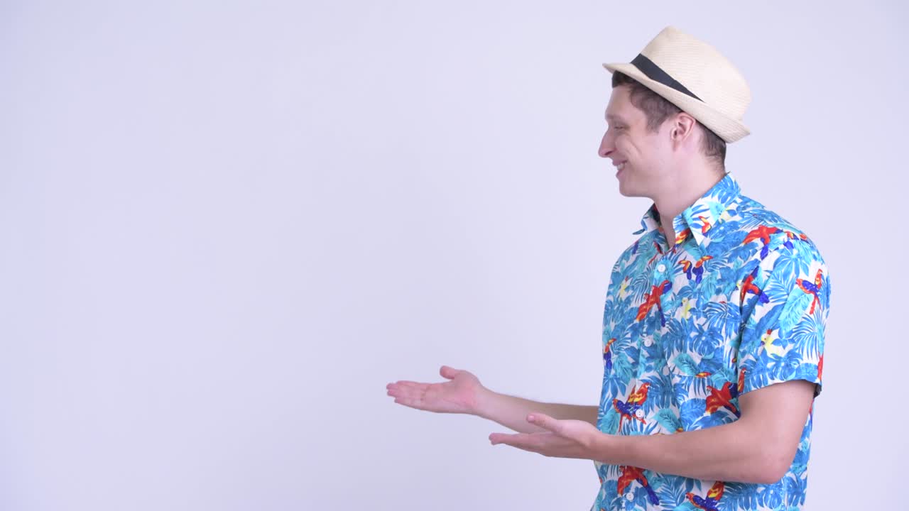 счастливый молодой красивый турист