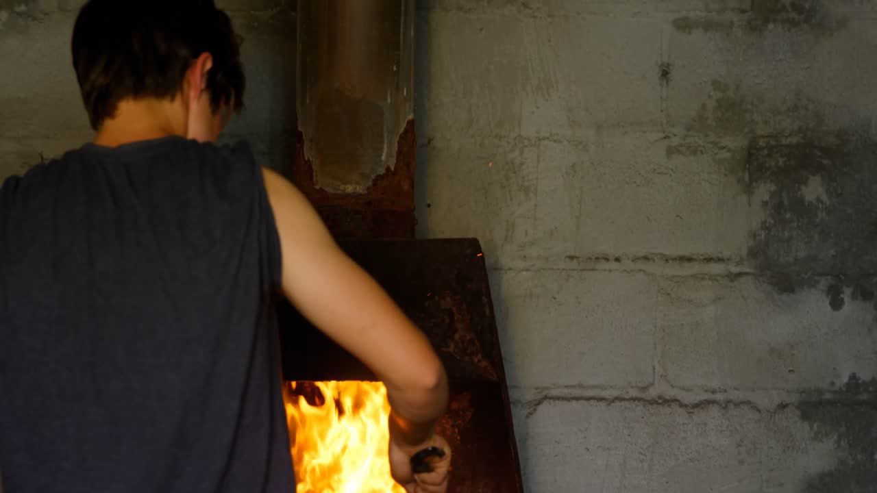 여성 금속공이 불 4k에서 말발 ⁇ 을 가열