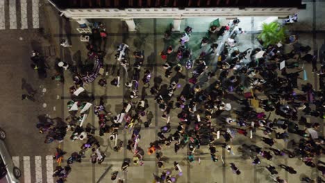 una imagen aérea mira directamente hacia abajo a los manifestantes en la marcha del día de la mujer