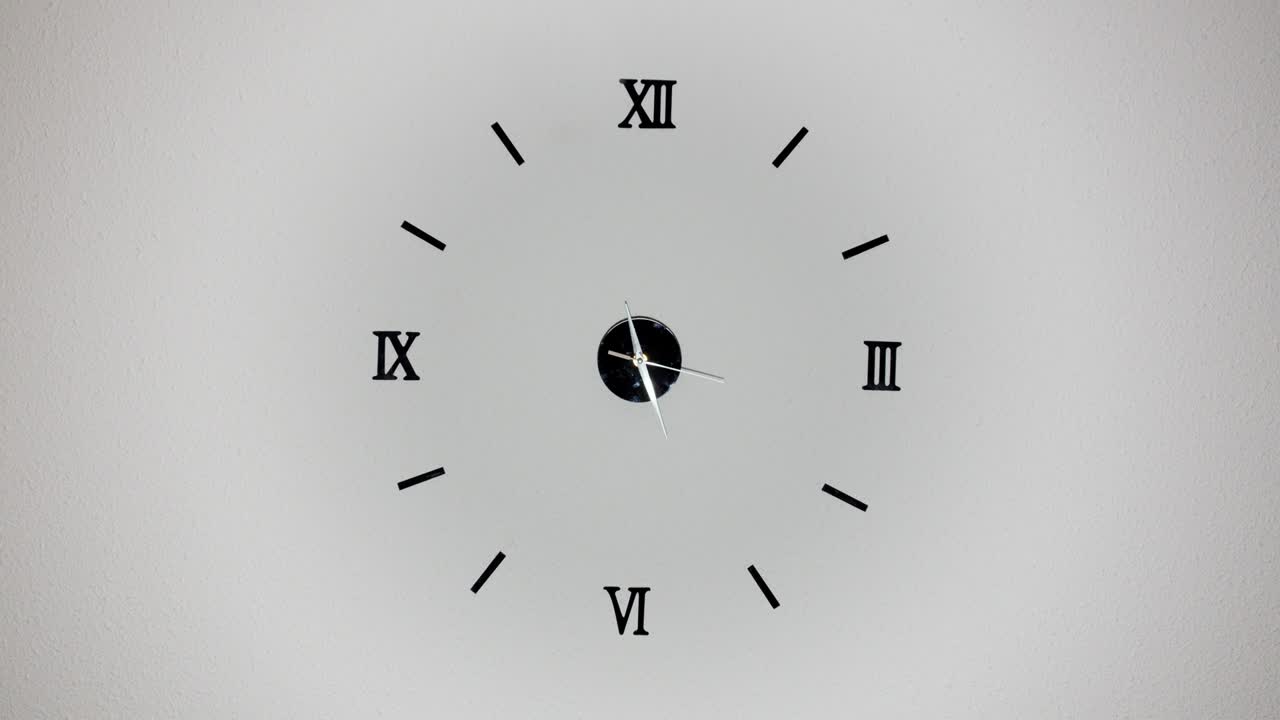 el paseo del reloj. el lapso de tiempo o el lapse de tiempo del reloj en fondo blanco y el movimiento de las agujas del reloj