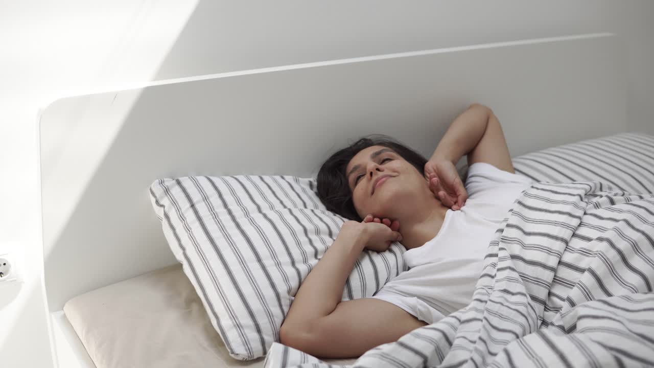 침대에서 깨어나는 여자