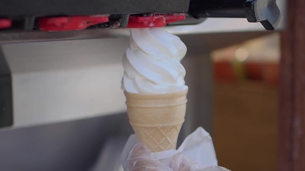 Gelato soft erogato in un cono waffle