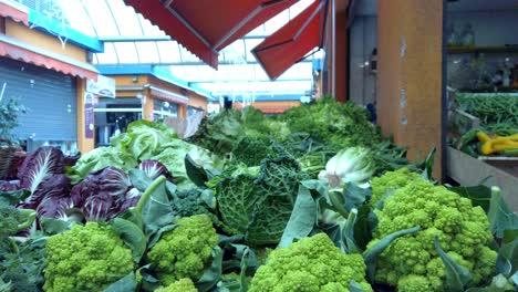 Romanesco-Brokkoli-Und-Anderes-Gemüse-Auf-Einem-Stand-Eines-Römischen-Marktes