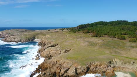 playa solitaria, playa doniños en ferrol - vista del paisaje y los acantilados, distancia más cercana con árboles y caminos