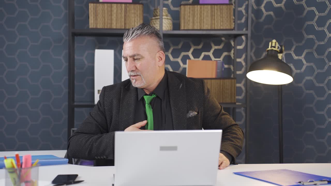 hombre de negocios encogiéndose y deprimido en el trabajo.