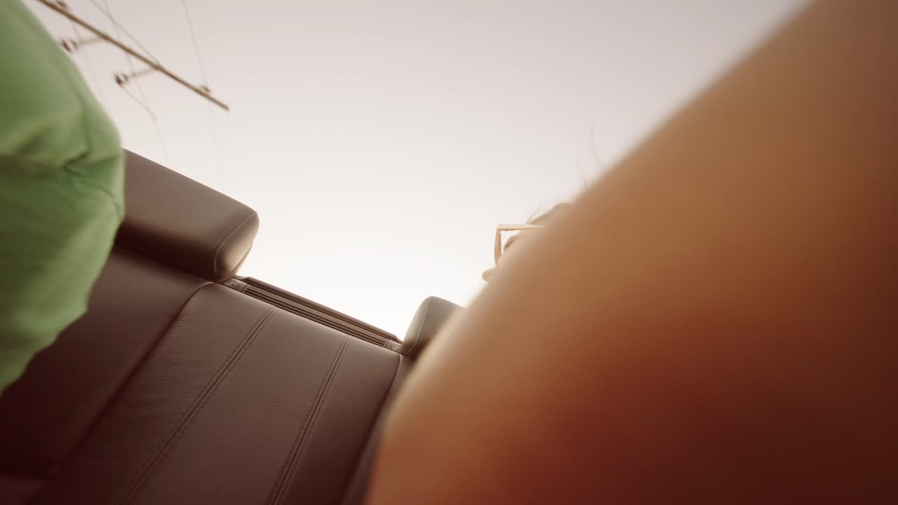 이 좋은 날 에 컨버터블 자동차 를 타고 즐기는 여자