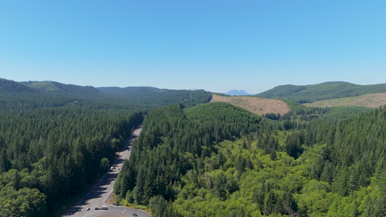Cena de drone da natureza selvagem de Oregon e da Rodovia 26 no verão.