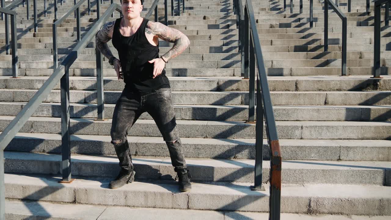 современный хип-хоп уличный танцор хипстер мужчина с татуировкой фанки городской танец фристайл в городе