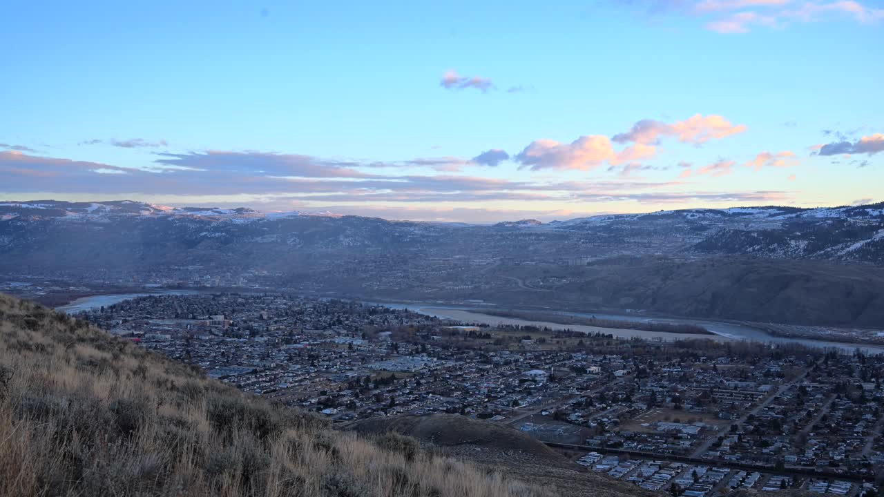 hora dorada sobre brocklehurst: puesta de sol de invierno en kamloops, columbia británica