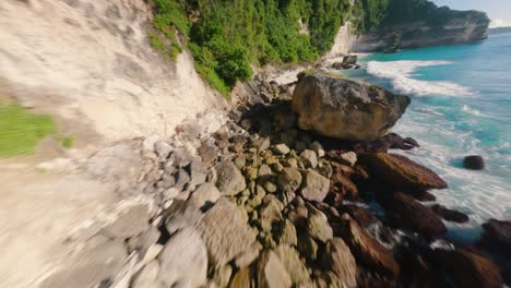 FPV-Drohnenaufnahme,-Die-Tief-Am-Strand-Fliegt,-In-Der-Nähe-Des-Sandes-Und-Der-Weißen-Wasserwellen,-Geschwindigkeit,-Schnelle-Bewegung,-Luftflug