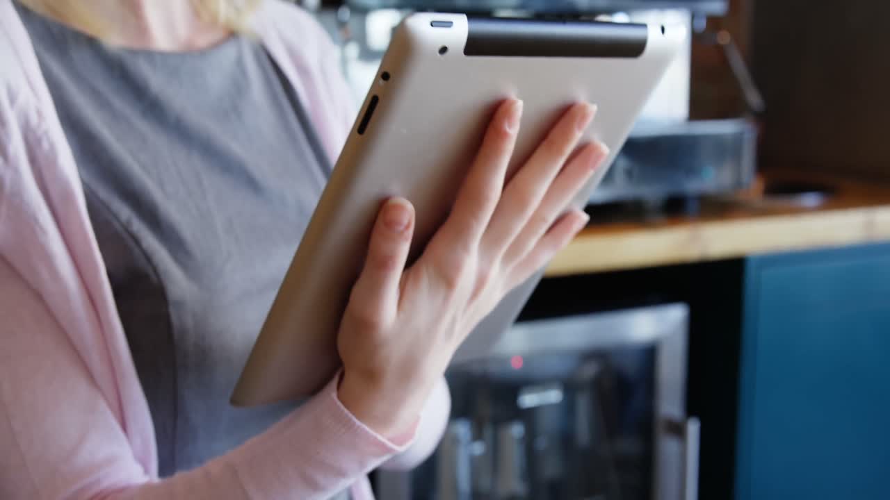 mujer usando su tableta durante el almuerzo