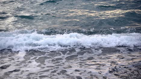 Nahaufnahme-Der-Meereswellen,-Die-In-Zeitlupe-Am-Strand-In-Looc-Bay,-Philippinen,-Planschen