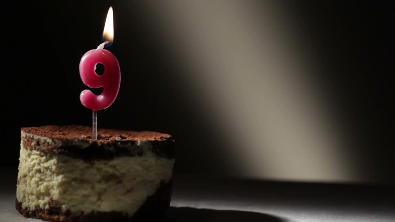 vela nueve en el pastel de tiramisu