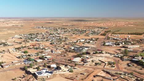 Excelente-Toma-Aérea-De-Un-Sitio-Industrial-En-Coober-Pedy,-Sur-De-Australia