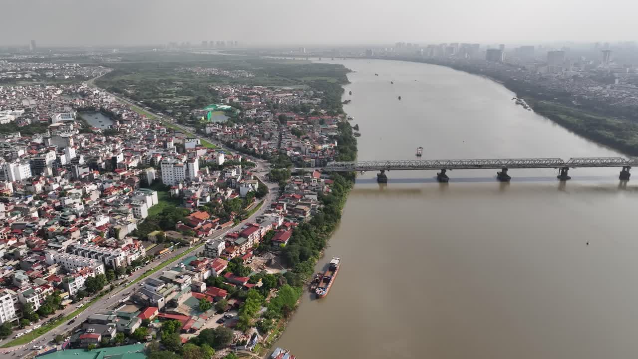 Stunning wide angle panning shot of Chương Dương Bridge, Hanoi, Vietnam