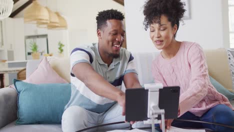 Glückliches-Afroamerikanisches-Paar,-Das-Gemeinsam-Ein-Tablet-Im-Wohnzimmer-Nutzt
