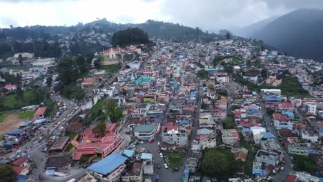 Toma-De-Drones-De-La-Ciudad-De-Kodaikanal-Con-La-Iglesia-Del-Sagrado-Corazón-A-La-Vista-Bajo-Un-Cielo-Nublado,-Dindigul,-Tamil-Nadu,-India