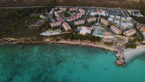 toma aérea de camiones del gran complejo vacacional en la isla tropical