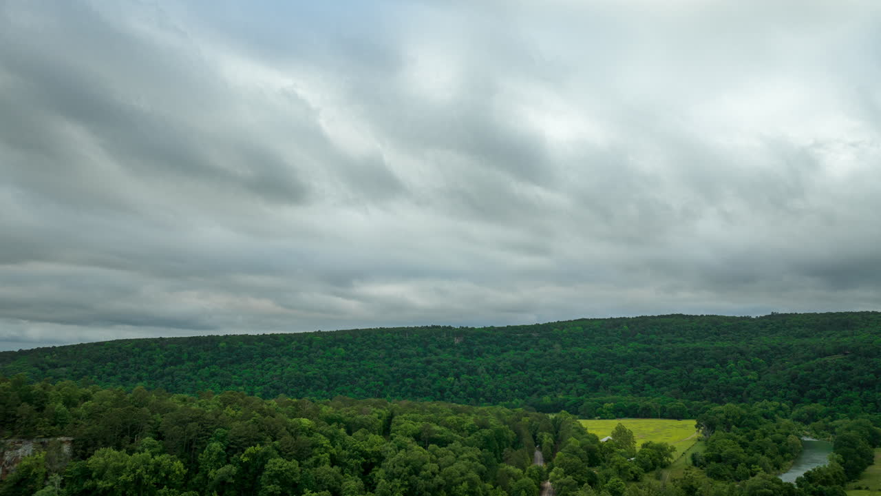 Langit Berawan di Atas Pemandangan Hutan Belukar Dekat Jembatan Lancaster di Arkansas, Amerika Serikat