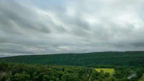 Cielo-Nublado-Sobre-El-Paisaje-Forestal-De-Matorrales-Cerca-Del-Puente-Lancaster-En-Arkansas,-Ee.uu.