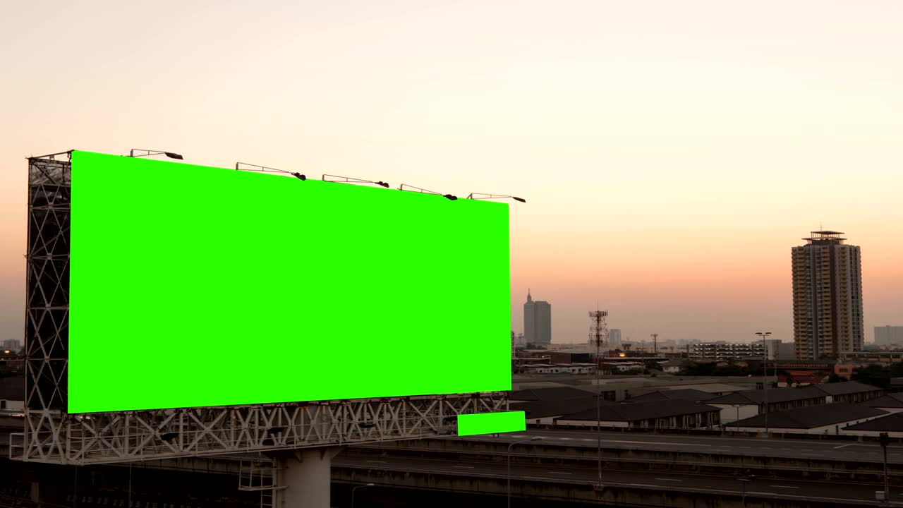 pantalla verde de cartel publicitario en la autopista durante la puesta de sol con el fondo de la ciudad en bangkok, tailandia. lapso de tiempo.