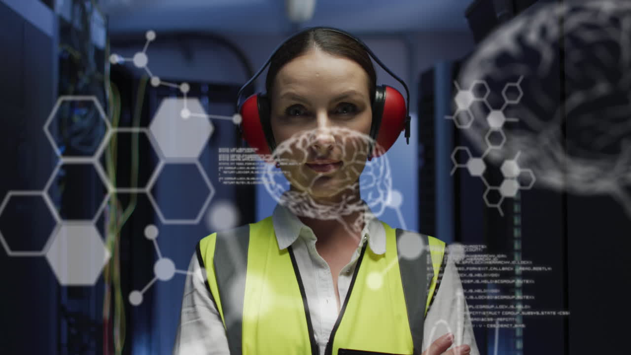 animación de procesamiento de datos médicos sobre ingeniera caucásica de pie en la sala de servidores.