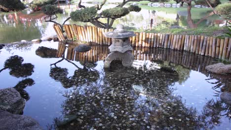 fuente de monedas japonesas con un lago al fondo.