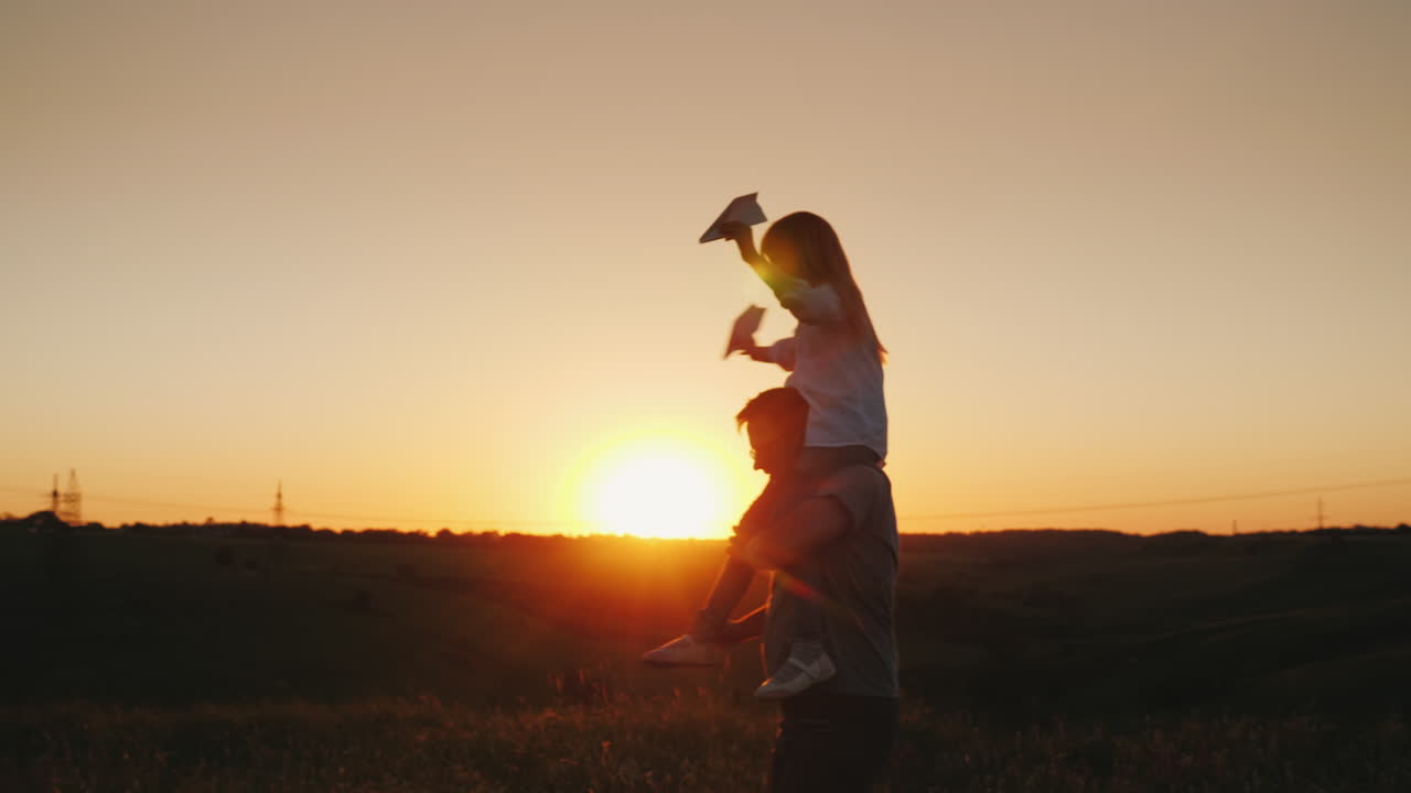 일몰에 그의 딸과 함께 노는 행복한 아버지