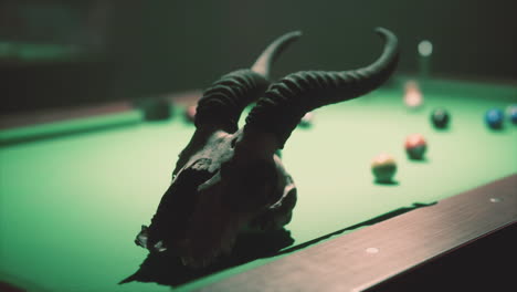 un cráneo en una mesa de billar