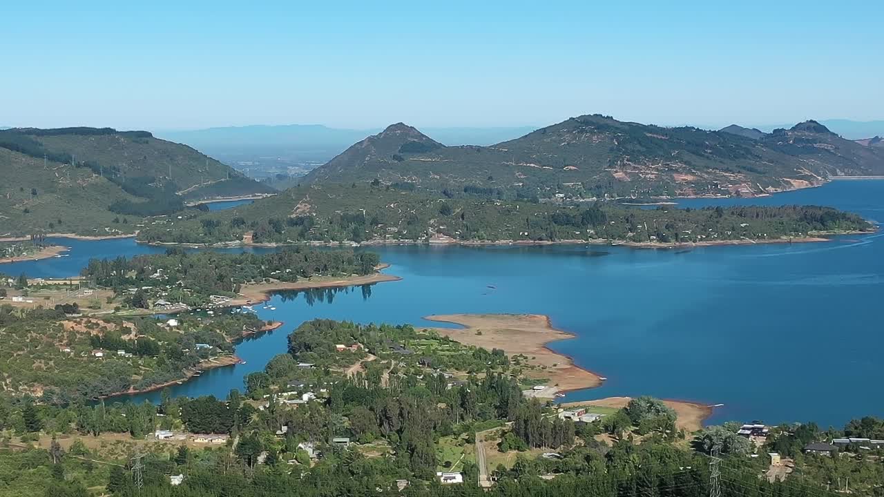 Khám phá Hồ Colbun ở Chile với những ngọn núi tuyệt đẹp và làn nước trong vắt