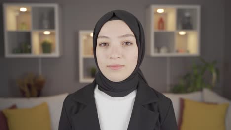 Muslimisches-Teenager-Mädchen-Im-Hijab,-Das-In-Die-Kamera-Blickt.