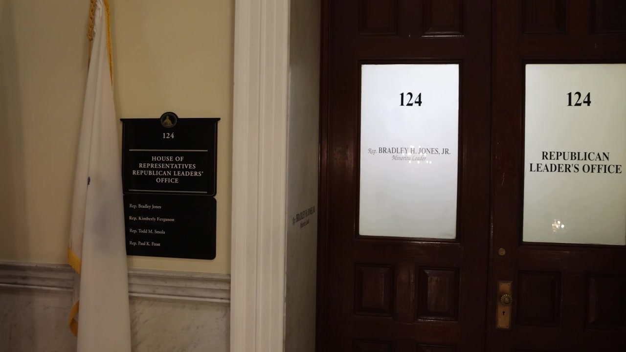 Indgang til republikanske lederes kontor i Massachusetts' delstatshovedstad med gimbal-video, der panorerer fra højre mod venstre