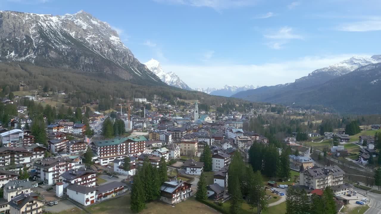 vista aérea de un pueblo de montaña en los alpes italianos