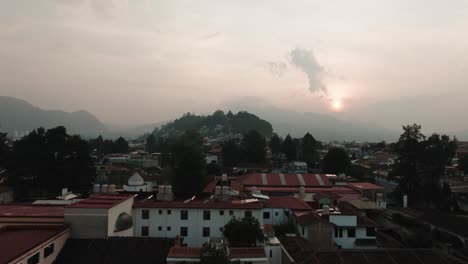 Volando-Sobre-La-Ciudad-De-San-Cristobal-De-Las-Casas-En-Chiapas,-Mexico---Disparo-De-Drones