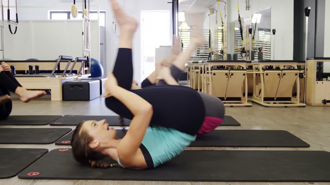 Belle donne che si allenano in palestra