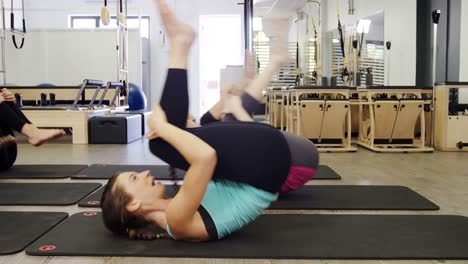 mujeres hermosas haciendo ejercicio en el estudio de fitness