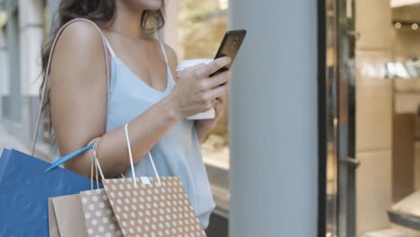 Ausgeschnittene-Ansicht-Einer-Frau-Mit-Kaffee,-Die-Auf-Dem-Smartphone-Tippt