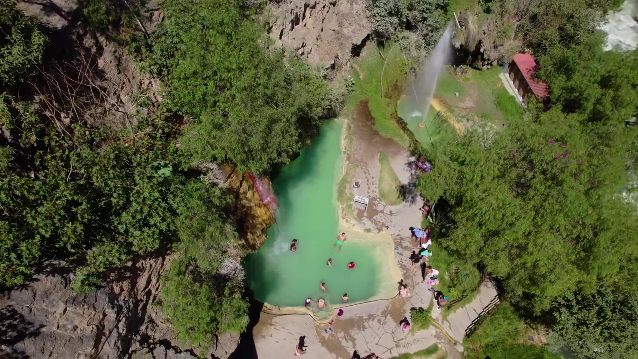 Ripresa aerea dall'alto di sorgenti termali naturali e fontane a Churin, Perù. Eccellente per contenuti di ecoturismo e benessere.